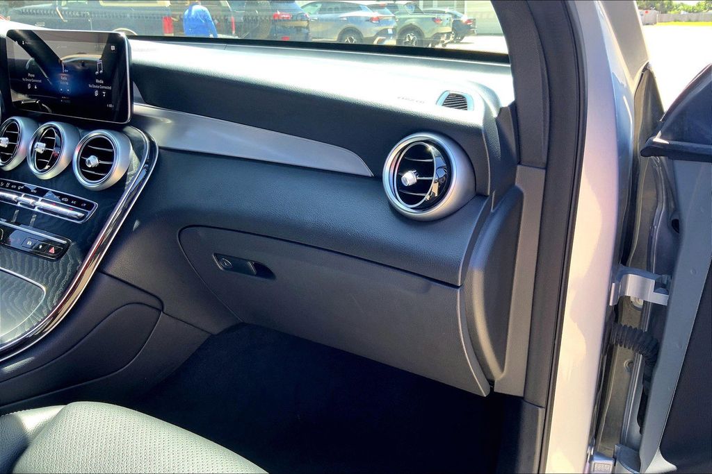 2022 Mercedes Benz GLC 300 photo 10