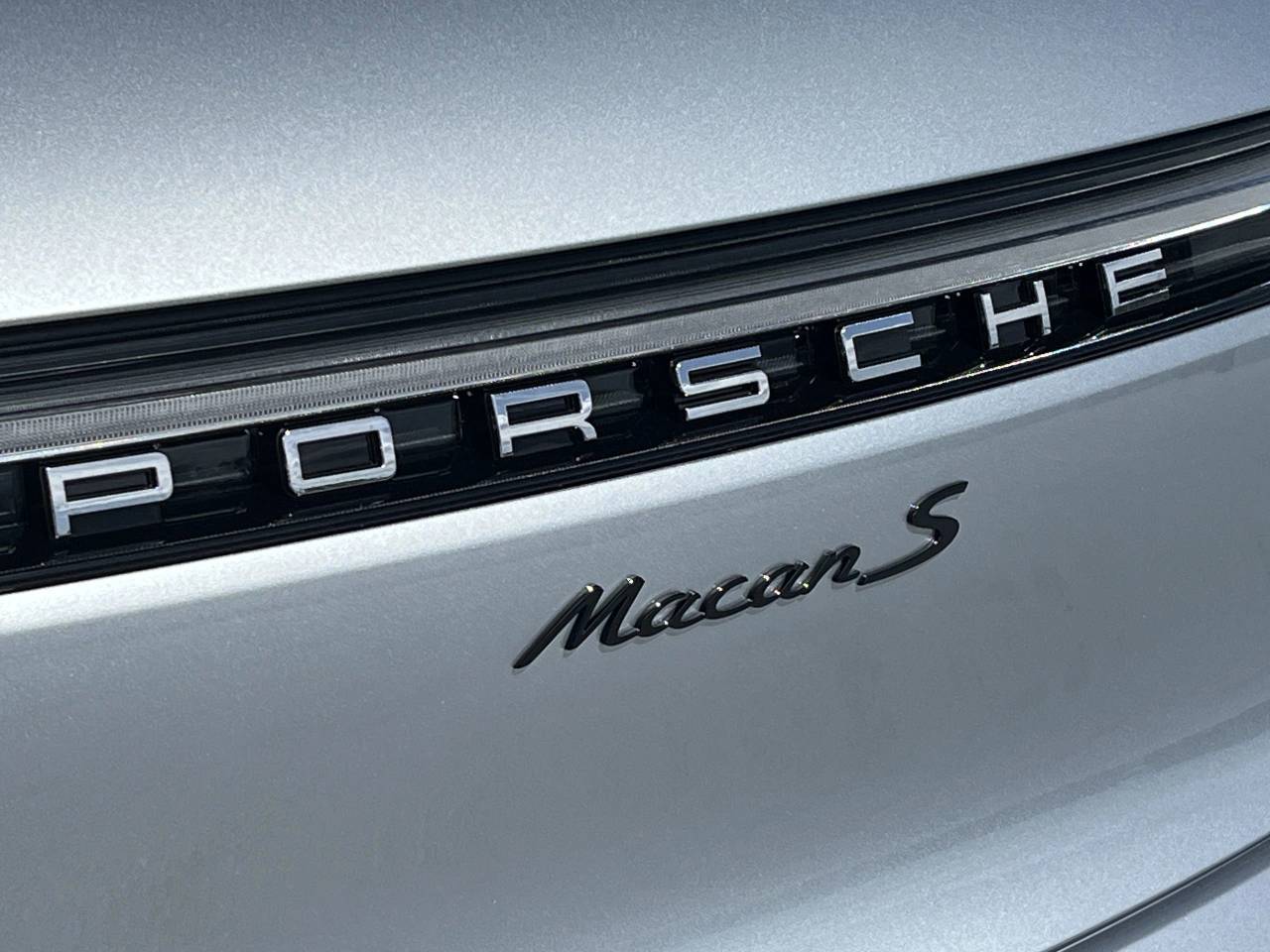 2025 Porsche Macan S photo 18