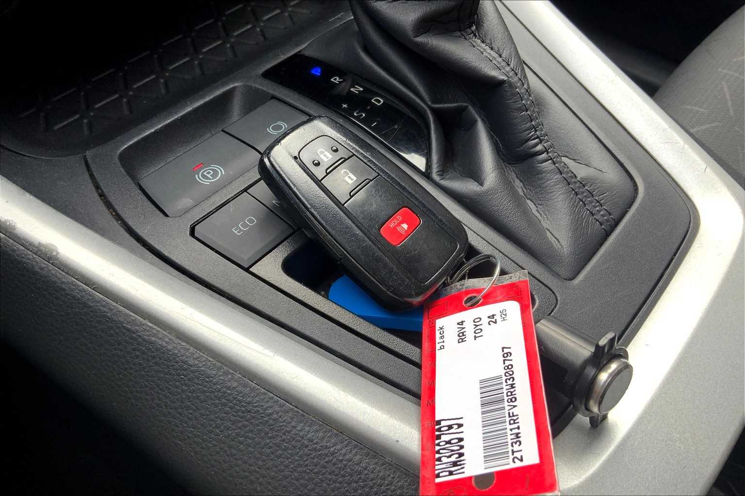 2024 Toyota RAV4 XLE photo 13