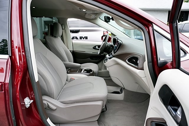 2021 Chrysler Pacifica Touring photo 10