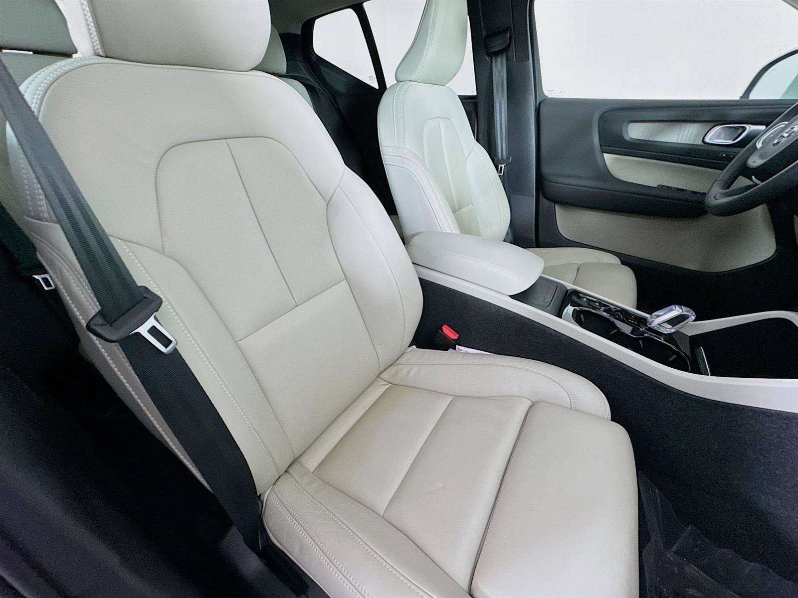 2024 Volvo XC40 Plus photo 27