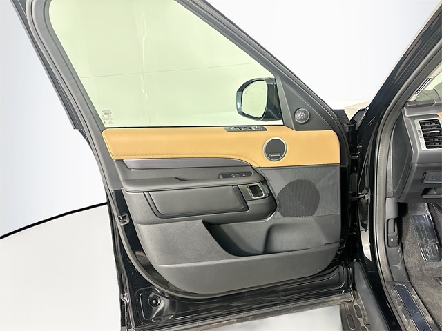 2025 Land Rover Discovery Metropolitan Edition photo 8