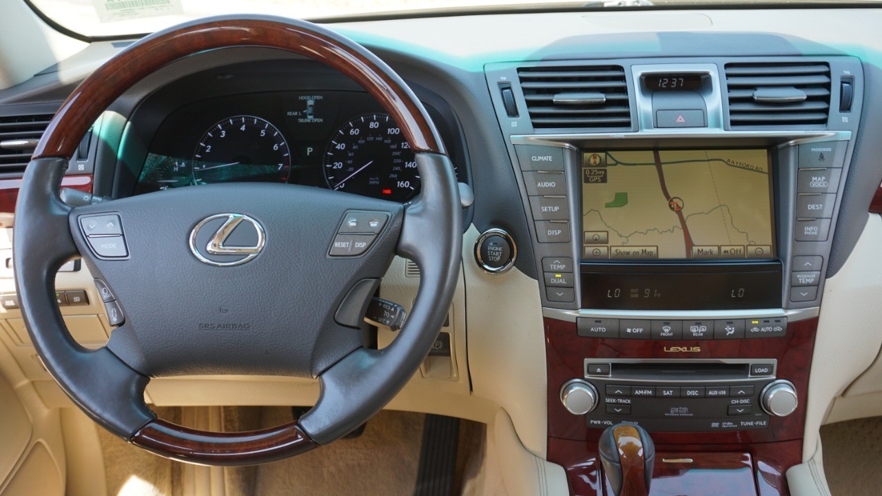 2011 Lexus LS 460 photo 30