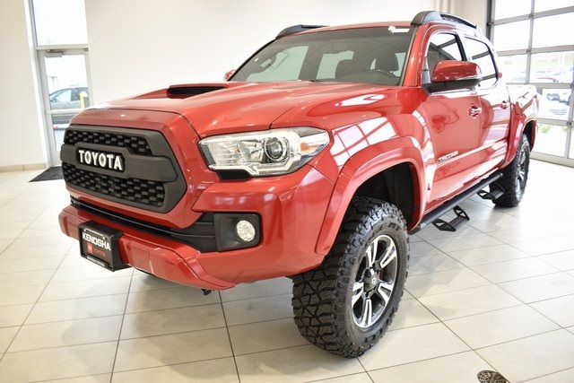 2017 Toyota Tacoma TRD Sport photo 4