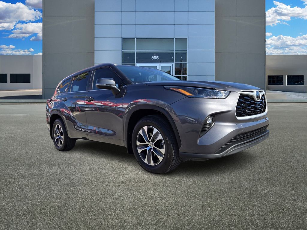 2024 Toyota Highlander XLE's photo
