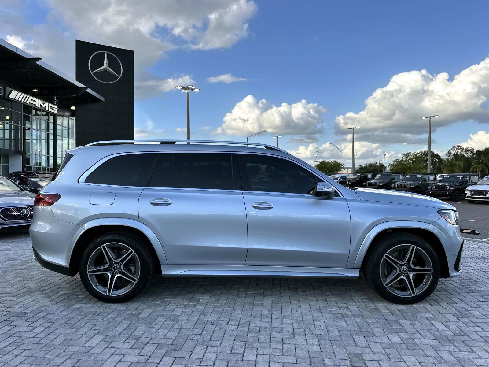 2025 Mercedes Benz GLS 450 4MATIC photo 3