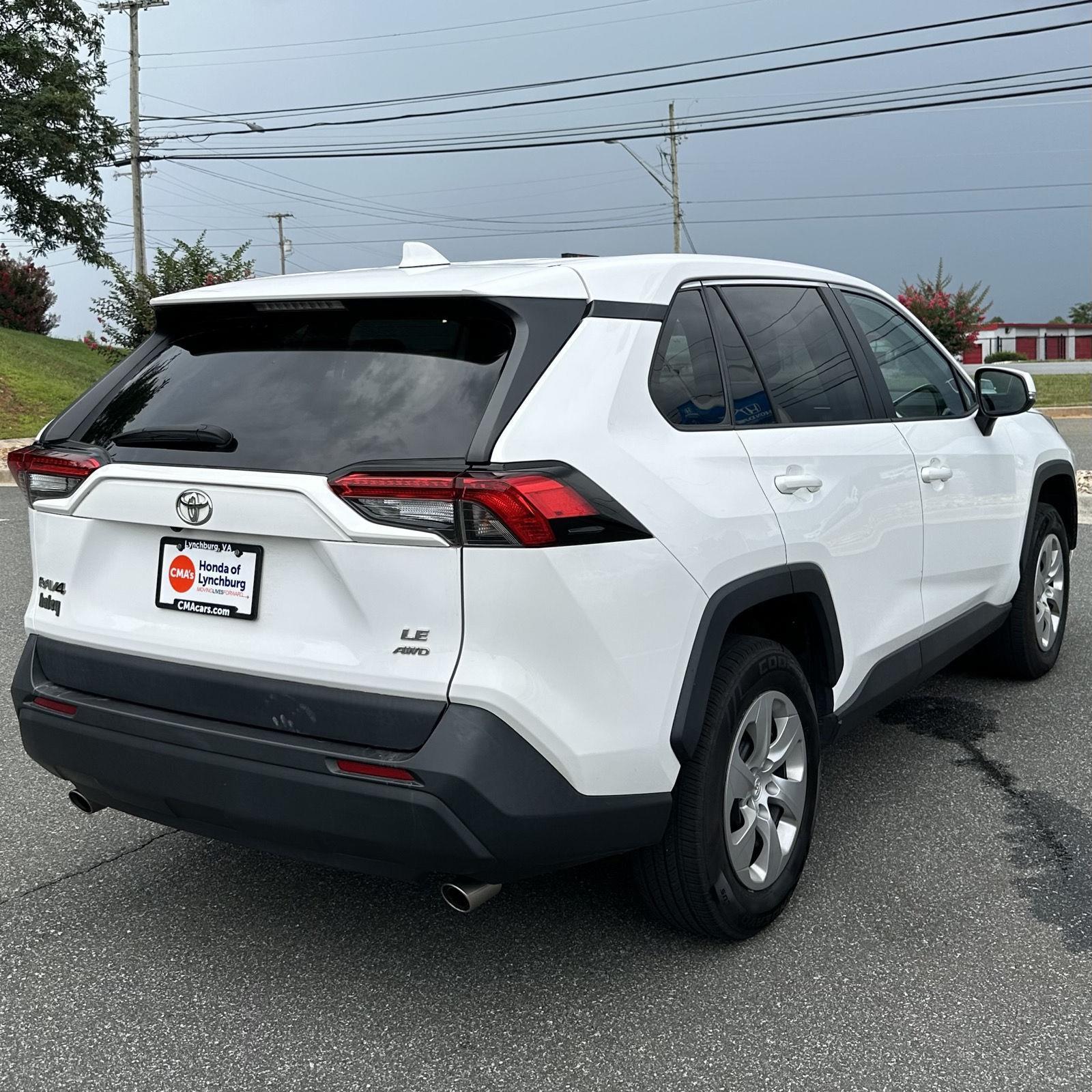 2022 Toyota RAV4 LE photo 4