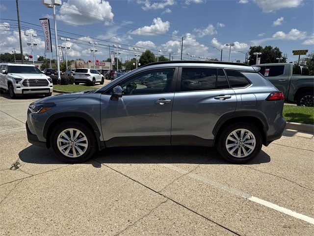 2024 Toyota Corolla Cross LE photo 6