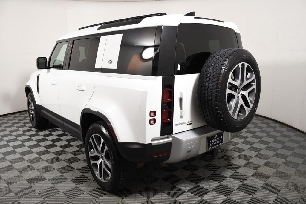 2023 Land Rover Defender 110 SE photo 4