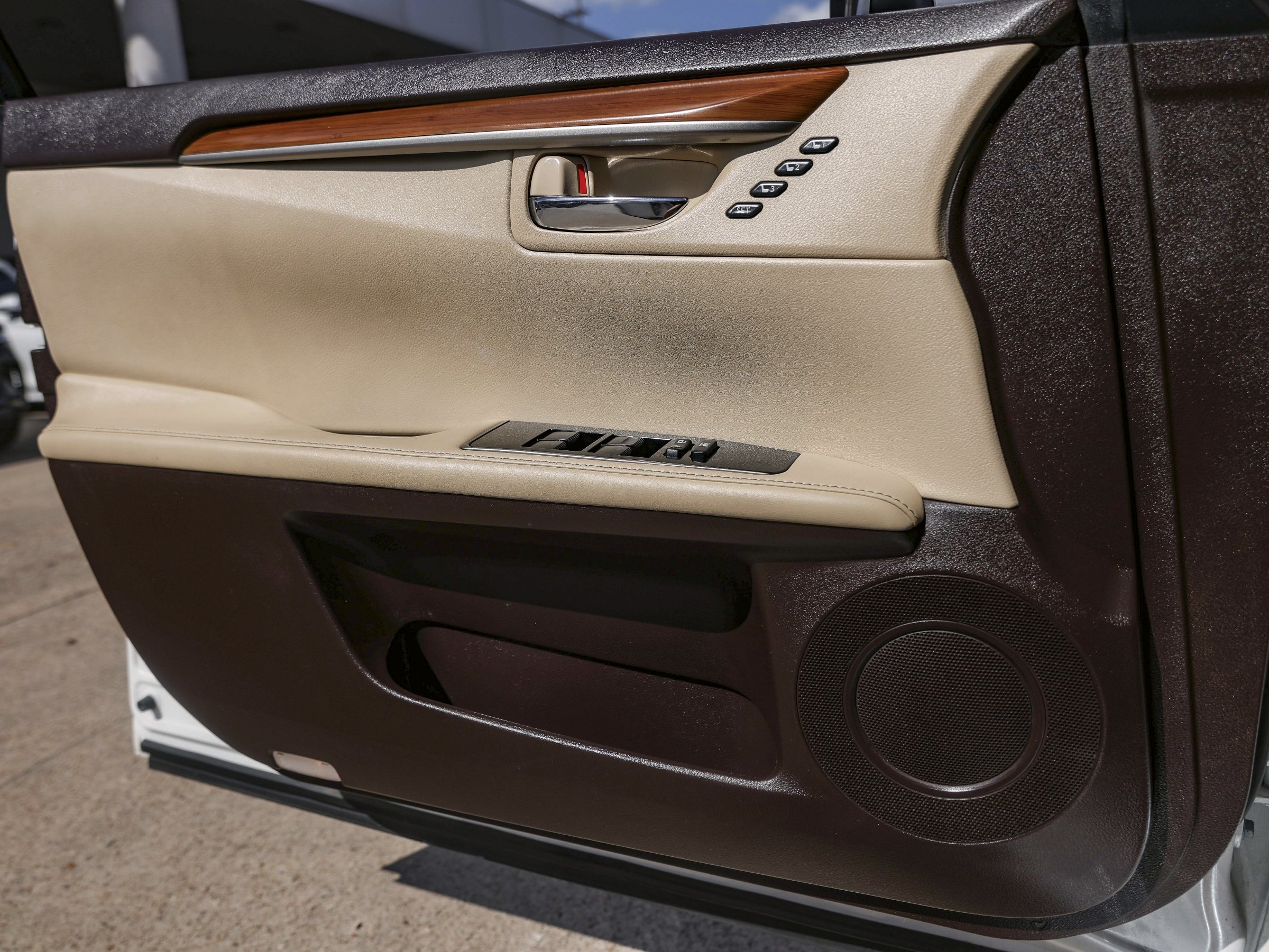 2016 Lexus ES 300h photo 22