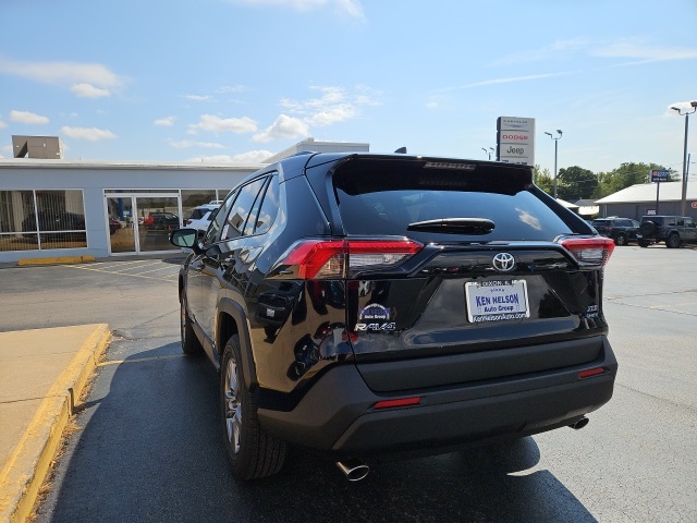 2025 Toyota RAV4 Hybrid XLE photo 6