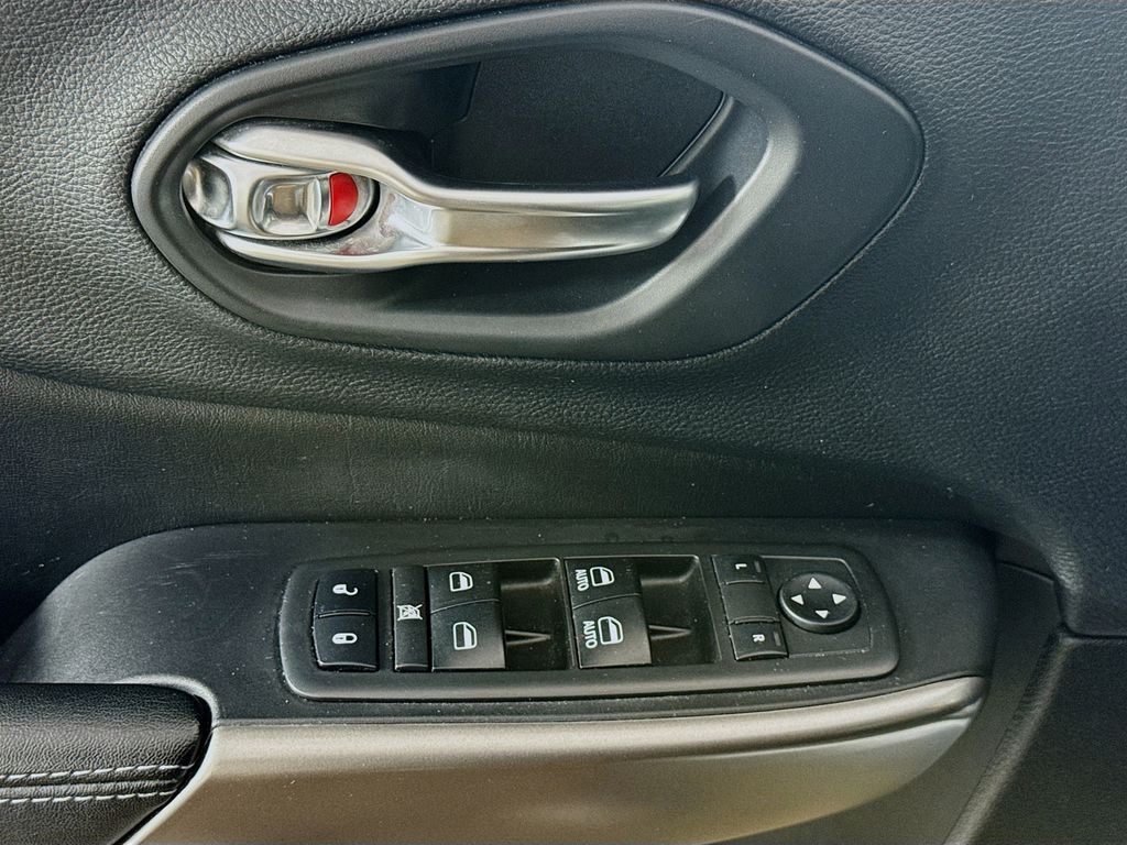 2019 Jeep Cherokee Latitude photo 19