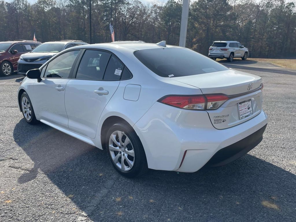 2025 Toyota Corolla LE photo 4