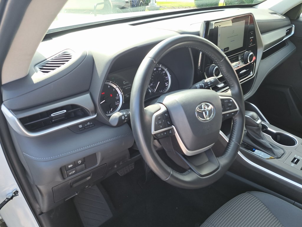 2023 Toyota Highlander LE photo 11