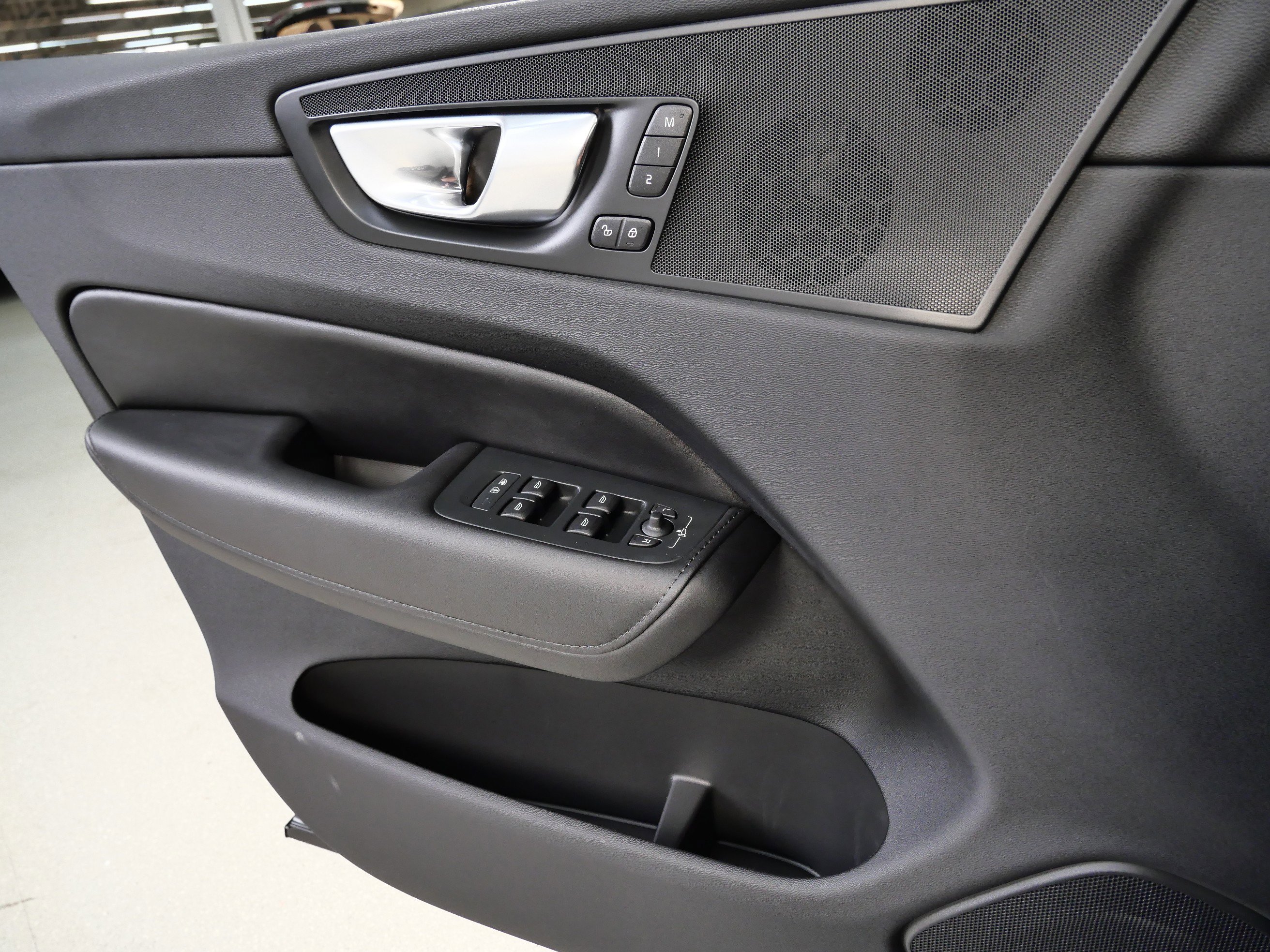 2025 Volvo XC60 Plus photo 28
