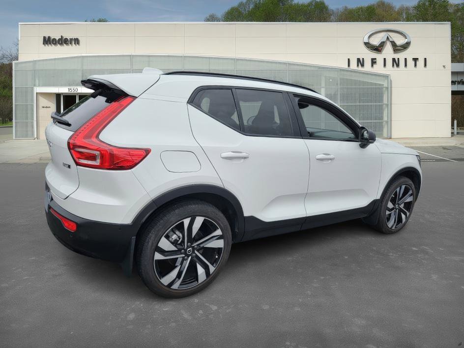 2024 Volvo XC40 Ultimate AWD photo 3