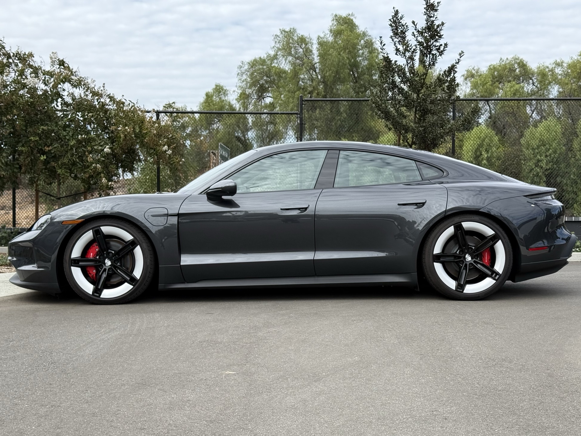 2025 Porsche Taycan 4S photo 2