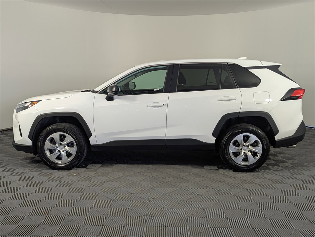 2023 Toyota RAV4 LE photo 5