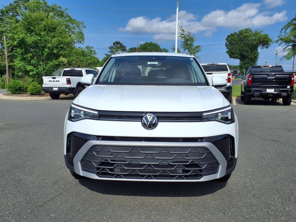 2025 Volkswagen Taos SE photo 2