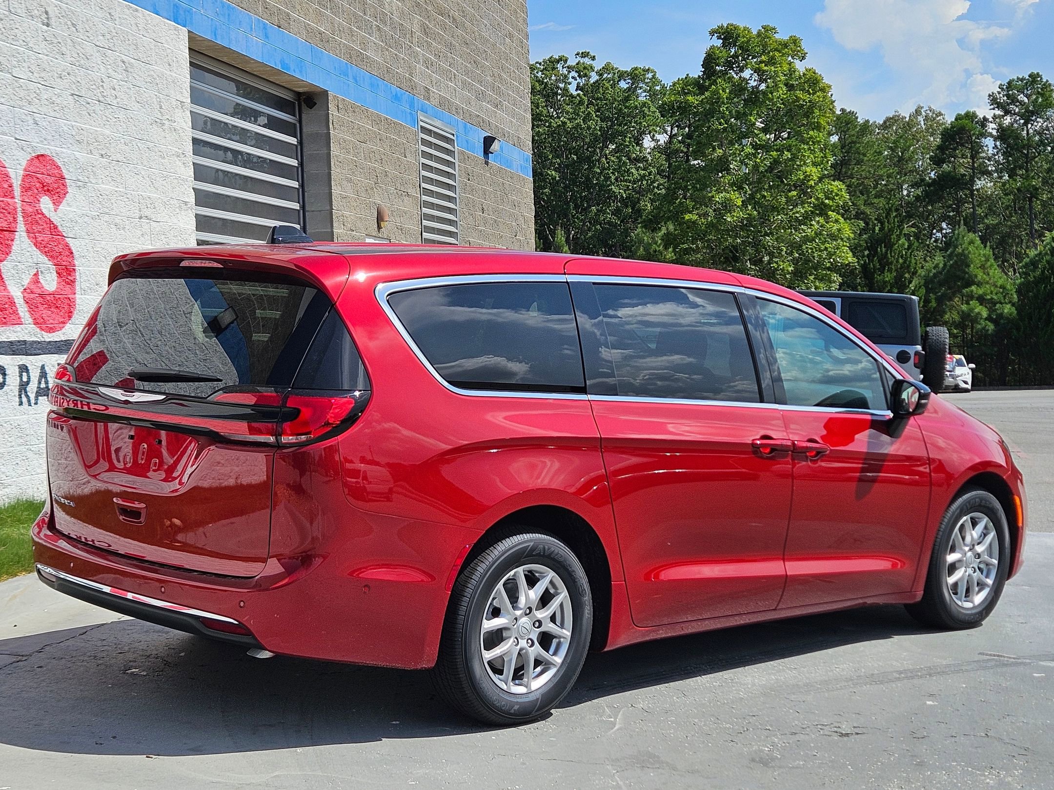 2025 Chrysler Pacifica photo 7