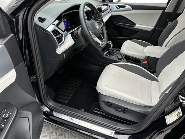 2025 Volkswagen Taos SE photo 3