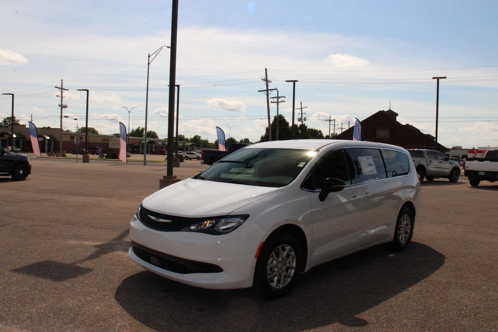 2025 Chrysler Voyager LX photo 4