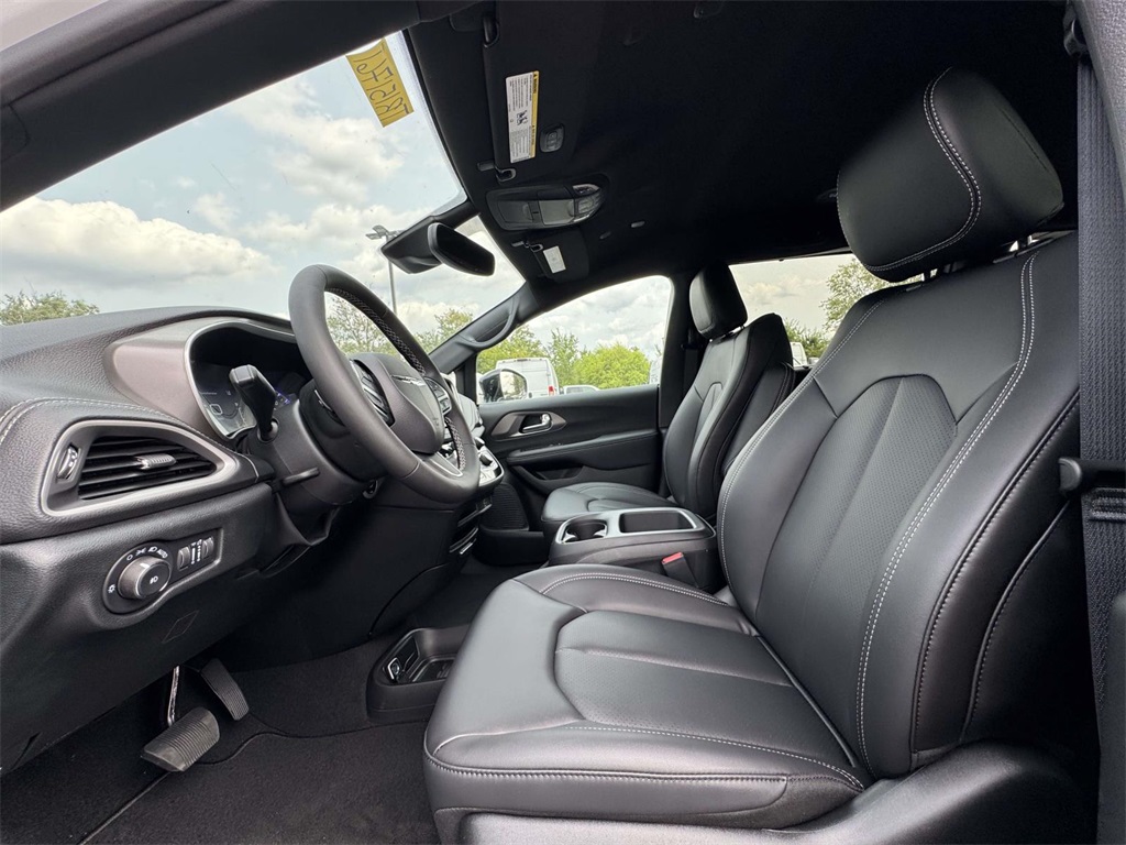 2026 Chrysler Pacifica photo 13