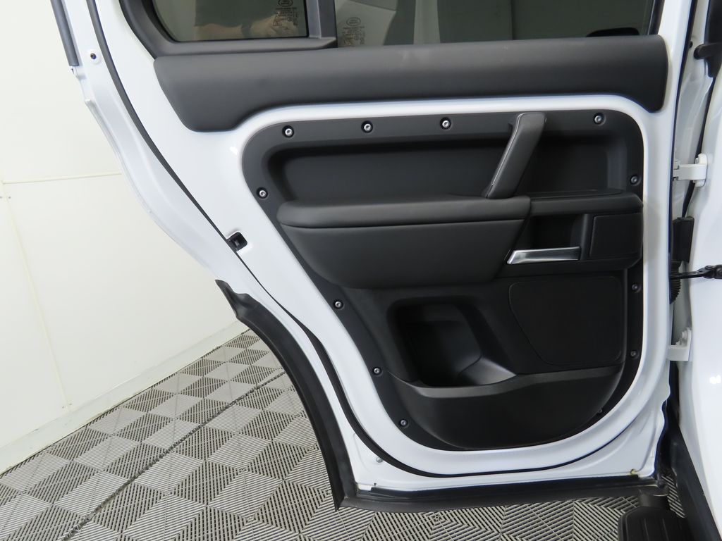2025 Land Rover Defender 110 X-Dynamic SE photo 26