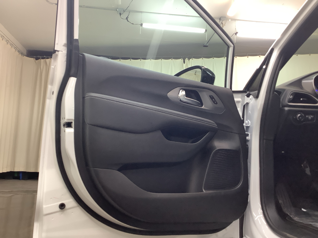 2026 Chrysler Pacifica photo 14