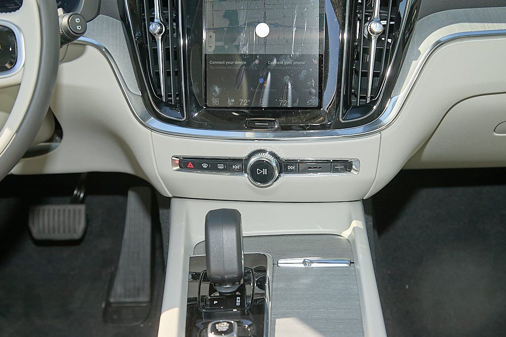 2026 VOLVO V60CC - Image 25