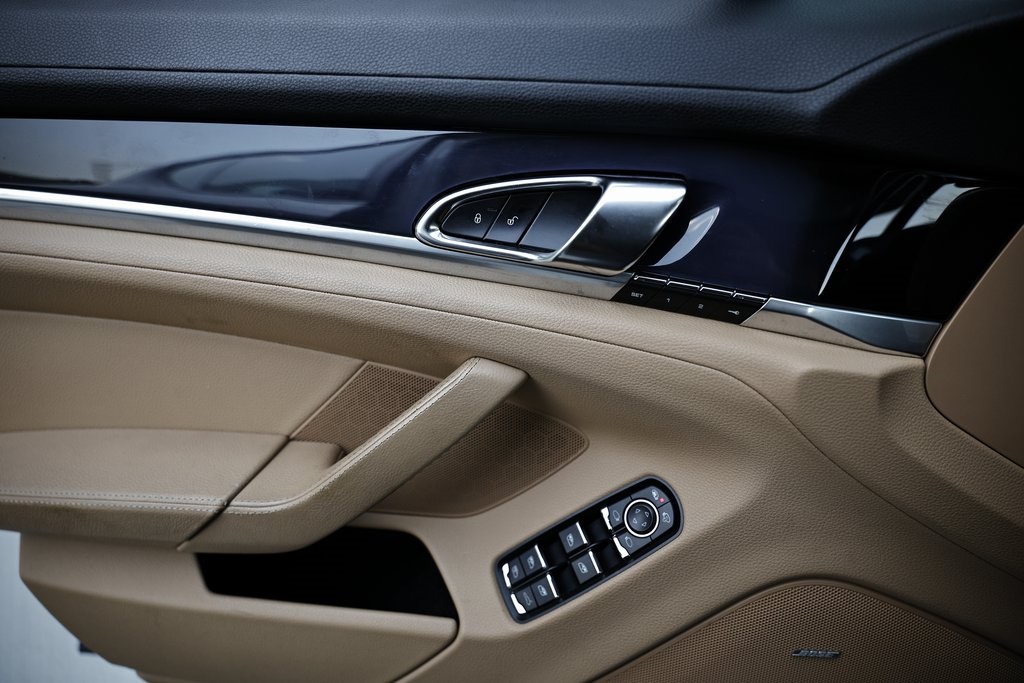 2015 Porsche Panamera Base photo 18