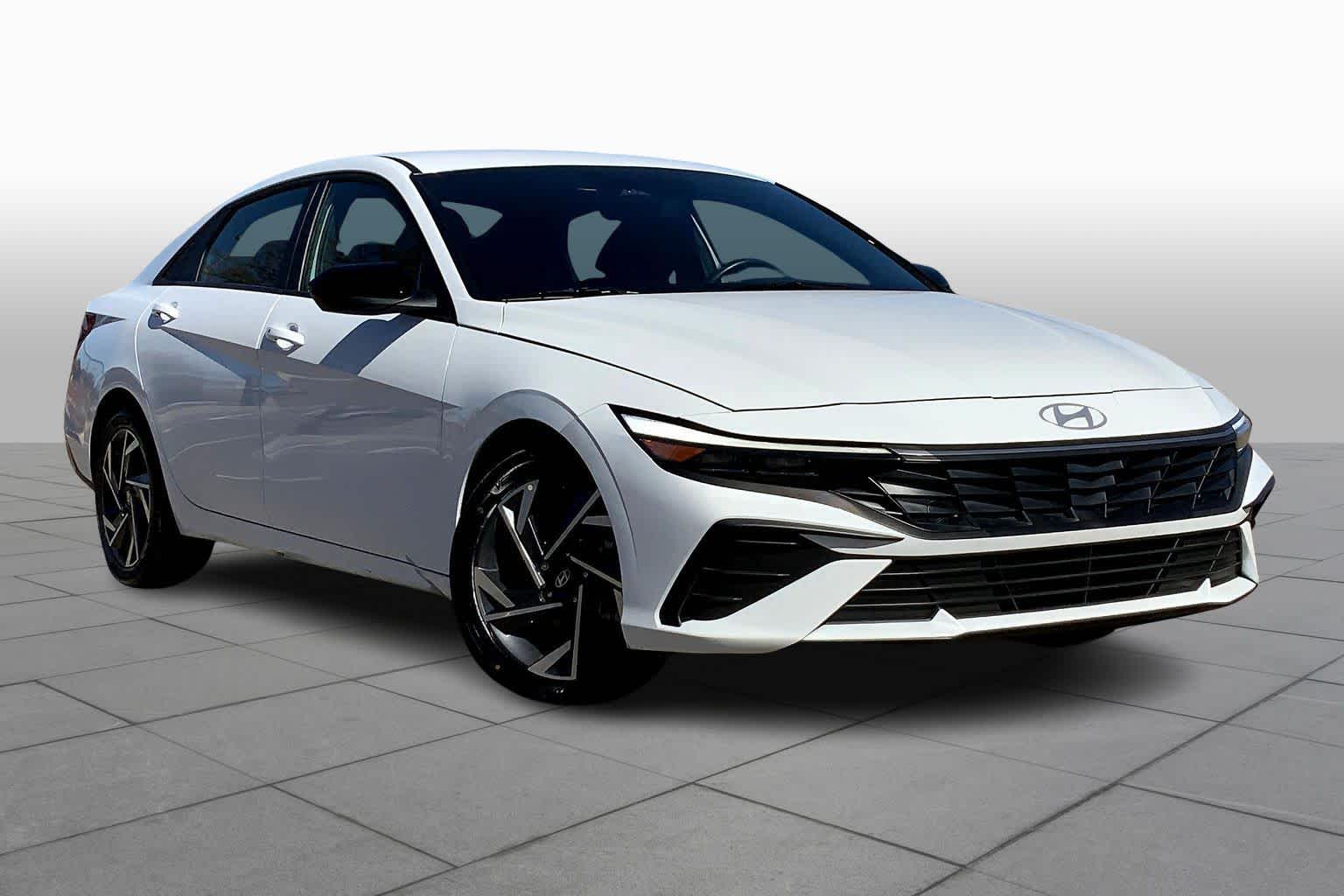2025 Hyundai Elantra SEL Sport photo 2