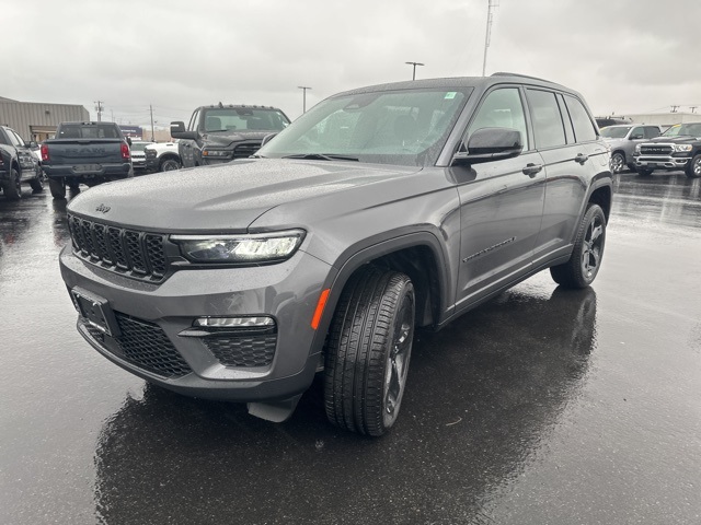 2025 Jeep Grand Cherokee Limited photo 3
