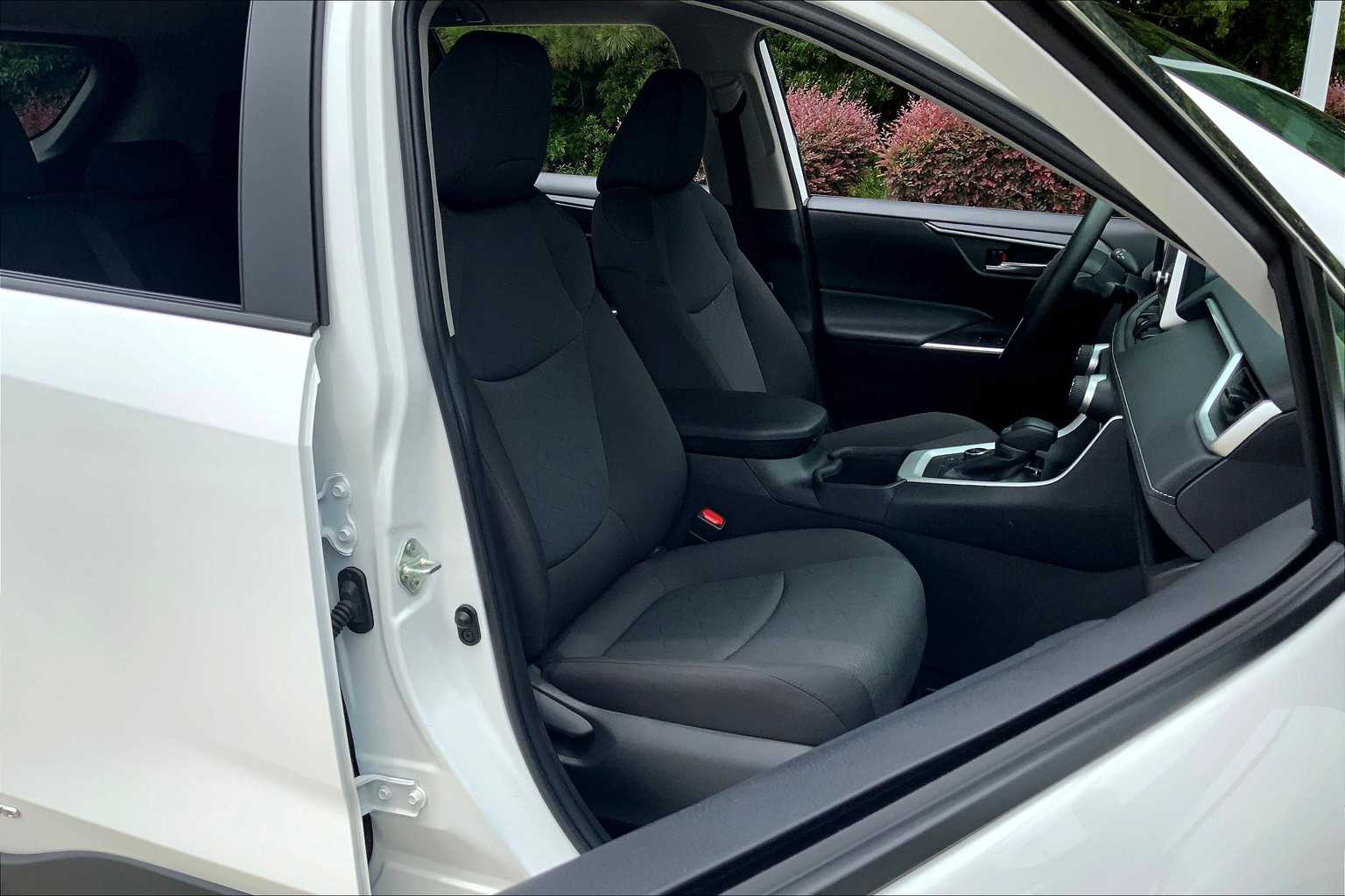 2024 Toyota RAV4 XLE photo 7