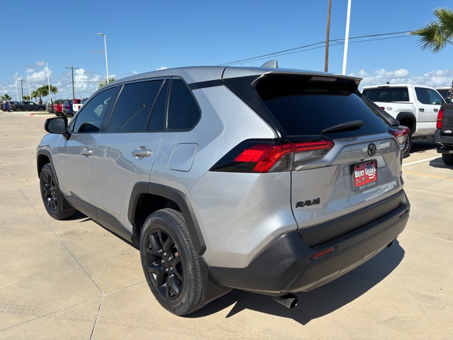 2022 Toyota RAV4 LE photo 4