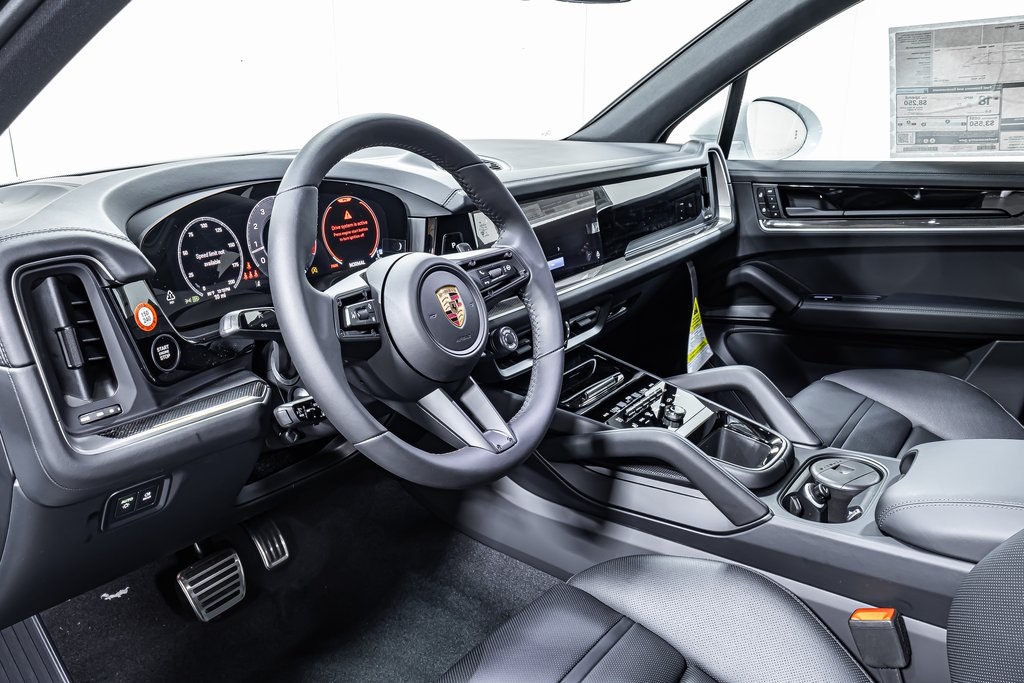 2025 Porsche Cayenne S photo 3