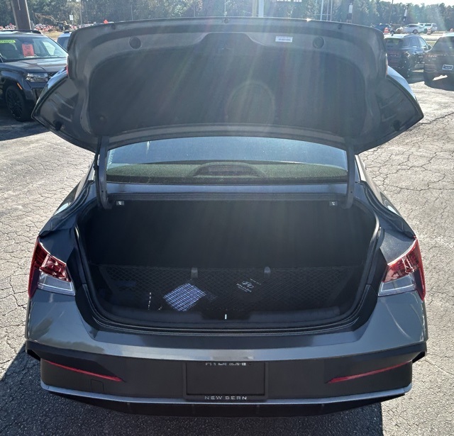 2026 Hyundai Elantra Hybrid Blue photo 4