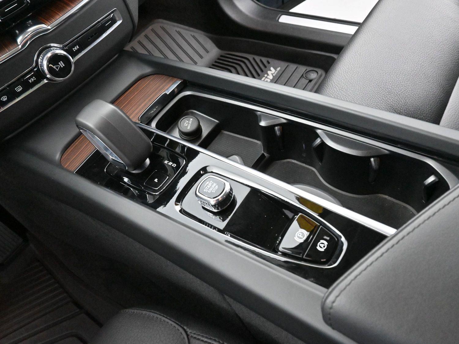 2024 Volvo XC60 Plus photo 22