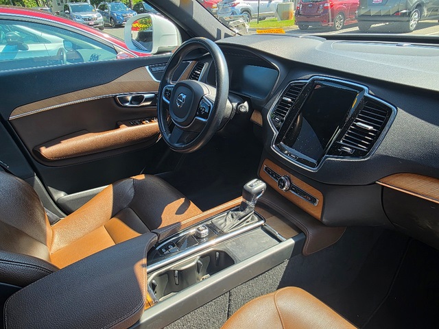 2022 Volvo XC90 T6 Momentum photo 4