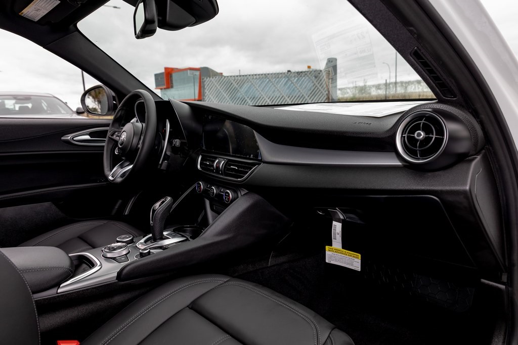 2025 Alfa Romeo Giulia Base photo 25