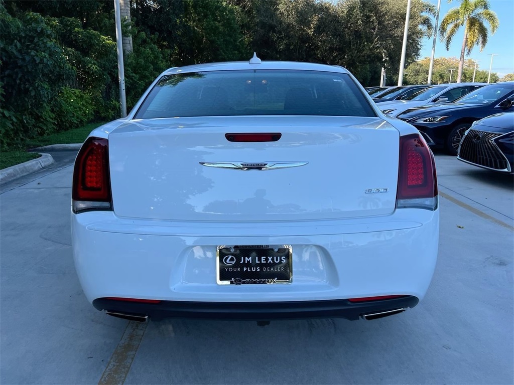 2019 Chrysler 300 Touring photo 4