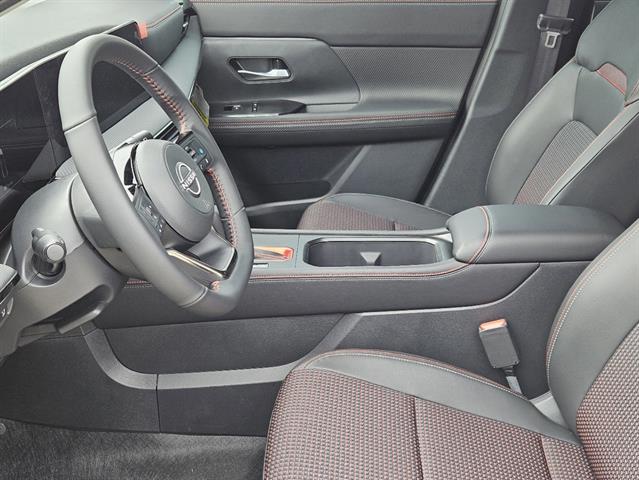 2025 Nissan Kicks SR photo 9