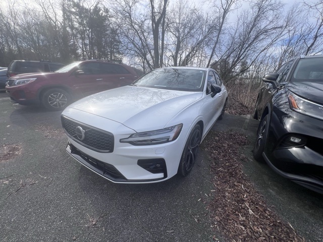 2024 Volvo S60 Plus's photo