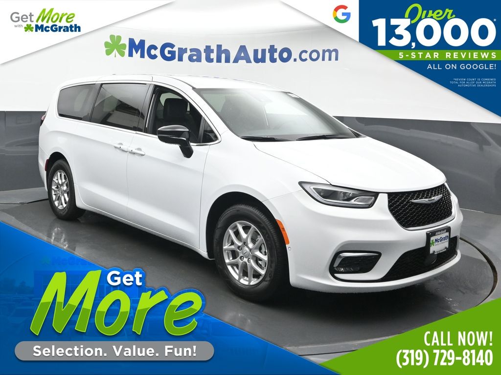 2026 Chrysler Pacifica Select's photo