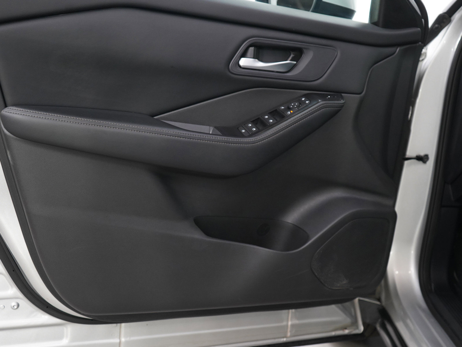 2024 Nissan Rogue SV photo 16