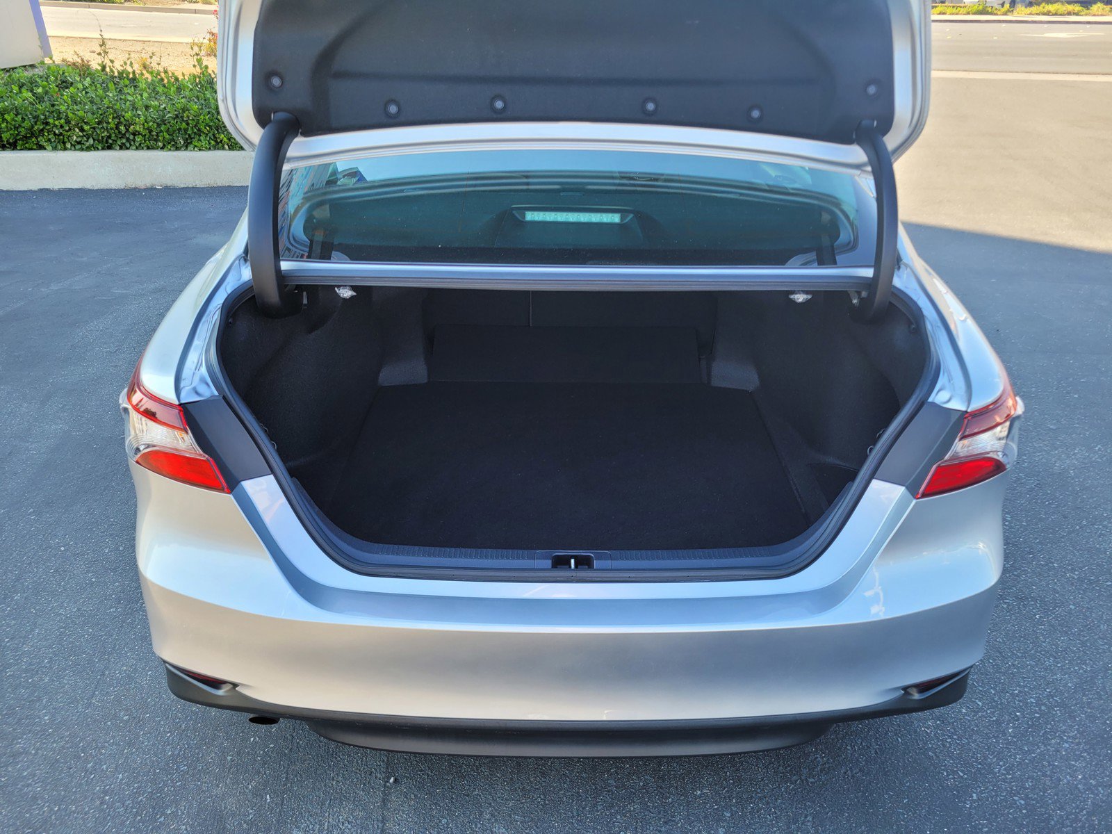 2023 Toyota Camry Hybrid LE photo 9