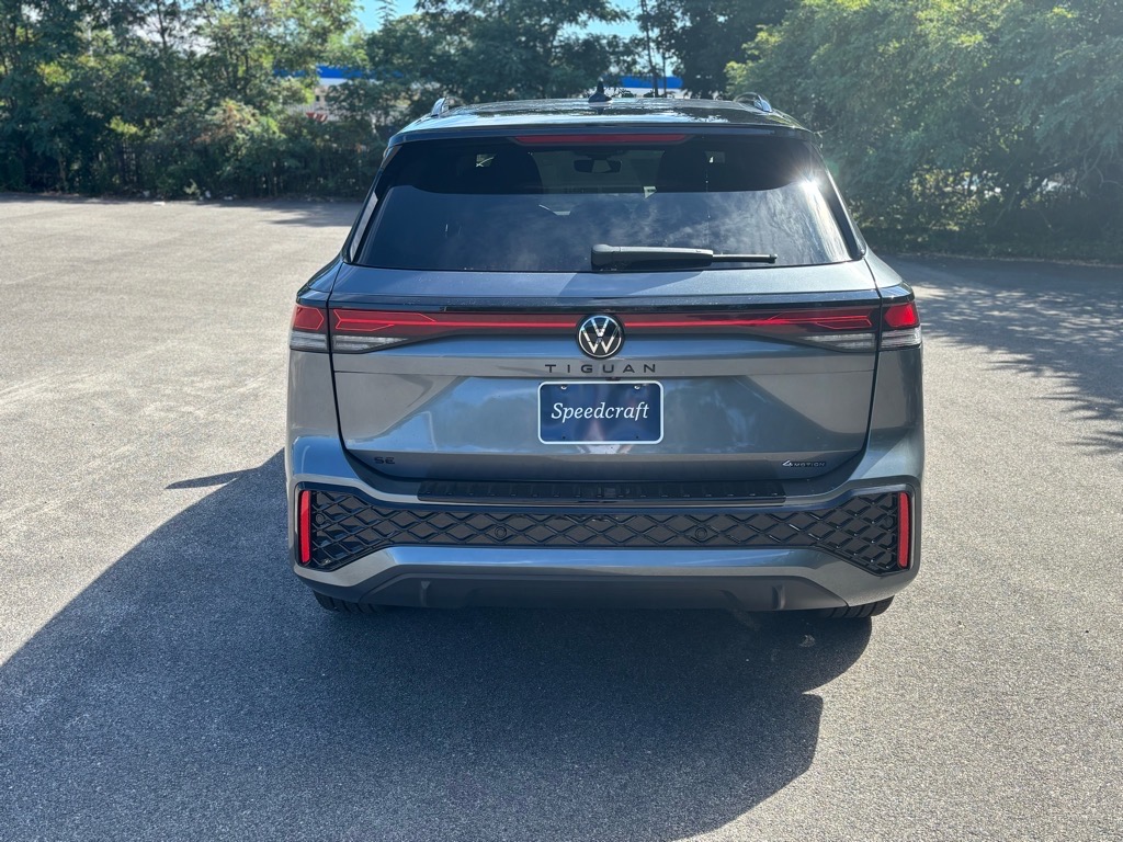 2025 Volkswagen Tiguan SE R-Line Black photo 4