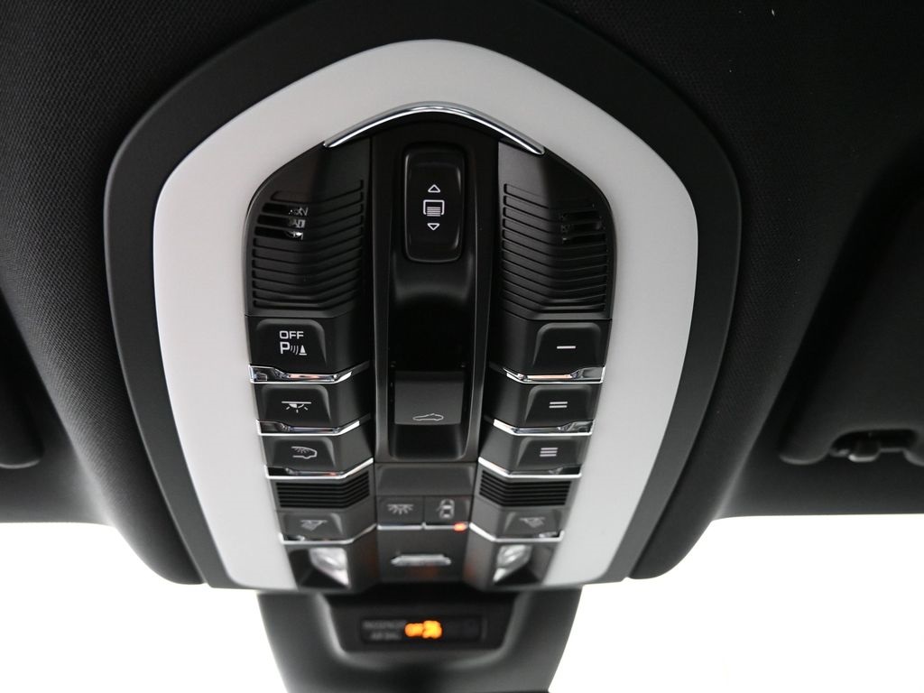 2026 Porsche Macan T photo 10