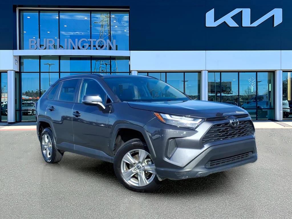 2024 Toyota RAV4 XLE's photo