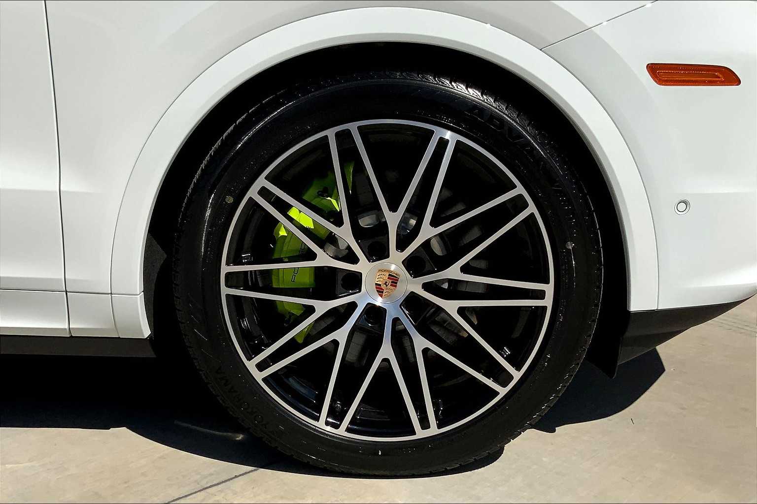 2025 Porsche Cayenne E-Hybrid Coupe photo 11